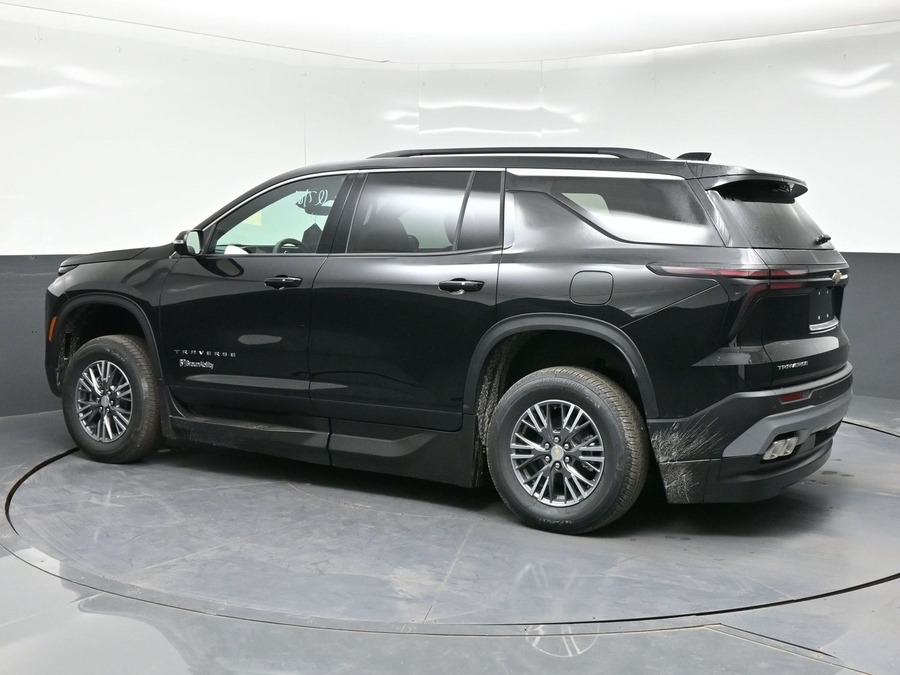 Black Chevrolet Traverse image number 3