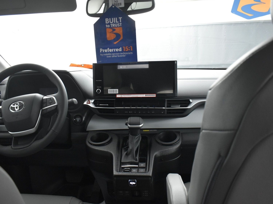 New 2025 Toyota Sienna Hybrid XLE Base - BraunAbility Side Entry Entry In Floor Automatic Ramp