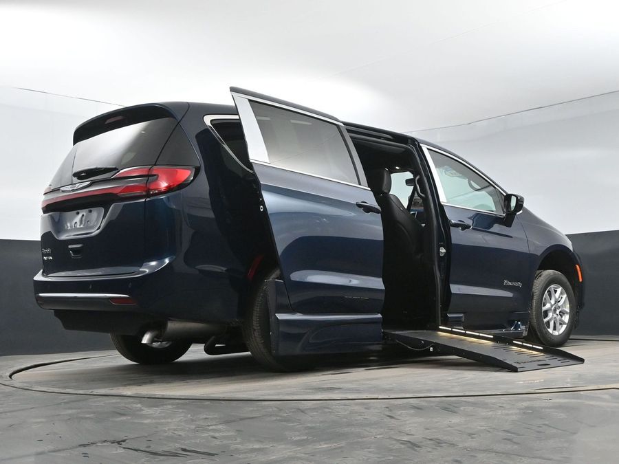 New 2025 Chrysler Pacifica Select Safety - BraunAbility Side Entry Entry Fold Out Automatic Ramp
