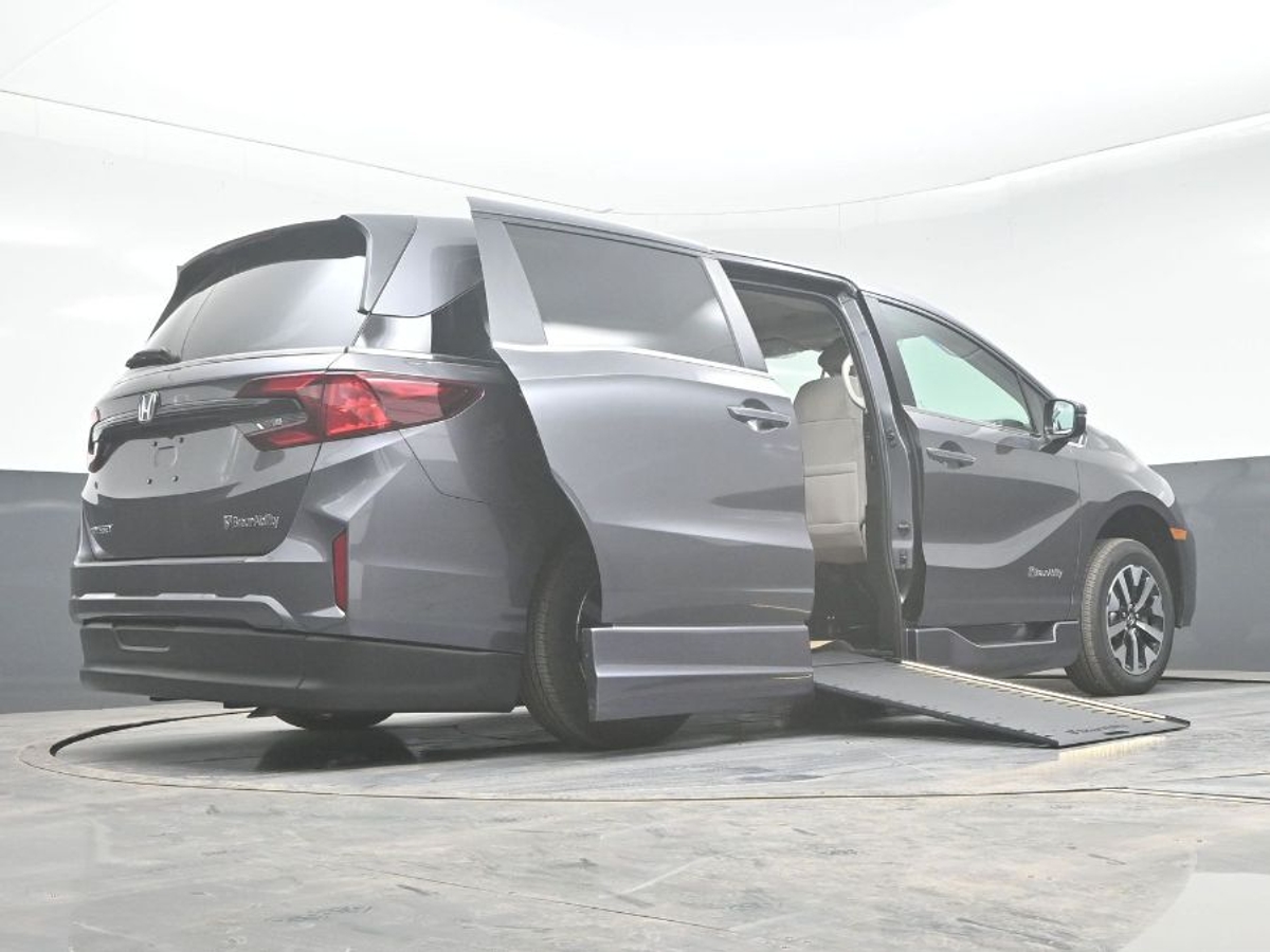 Grey Honda Odyssey image number 21