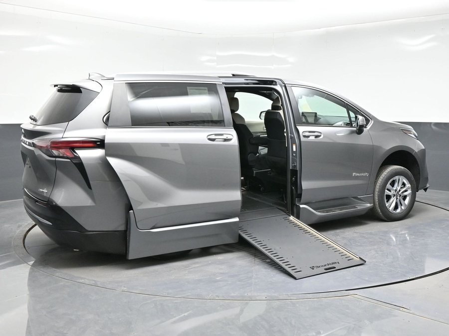 New 2026 Toyota Sienna Hybrid Limited - BraunAbility Side Entry Entry In Floor Automatic Ramp
