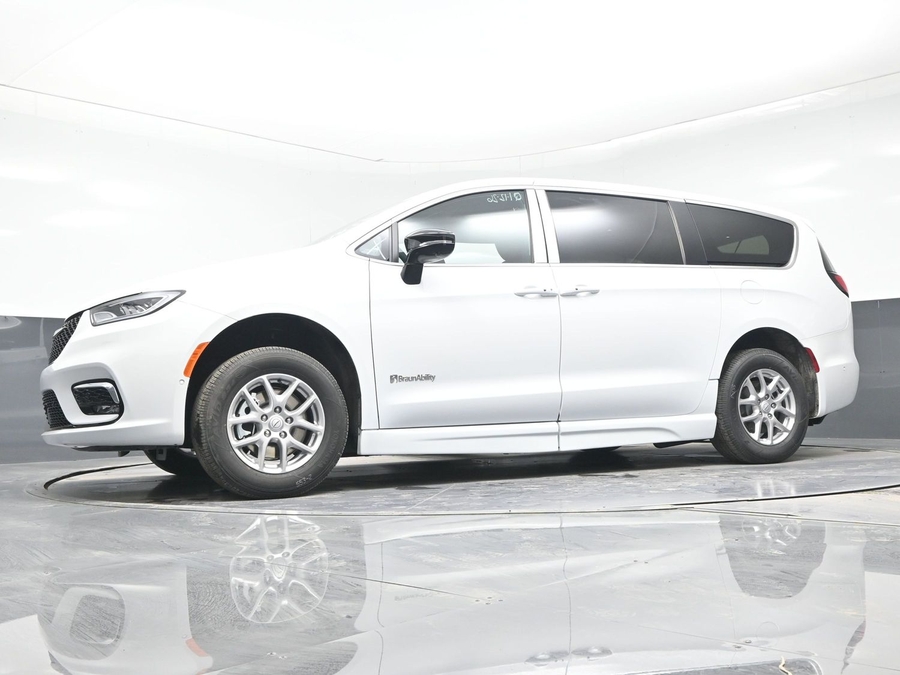 White Chrysler Pacifica image number 19