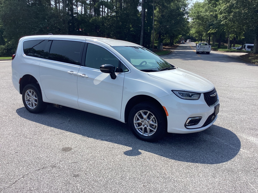White Chrysler Pacifica image number 12