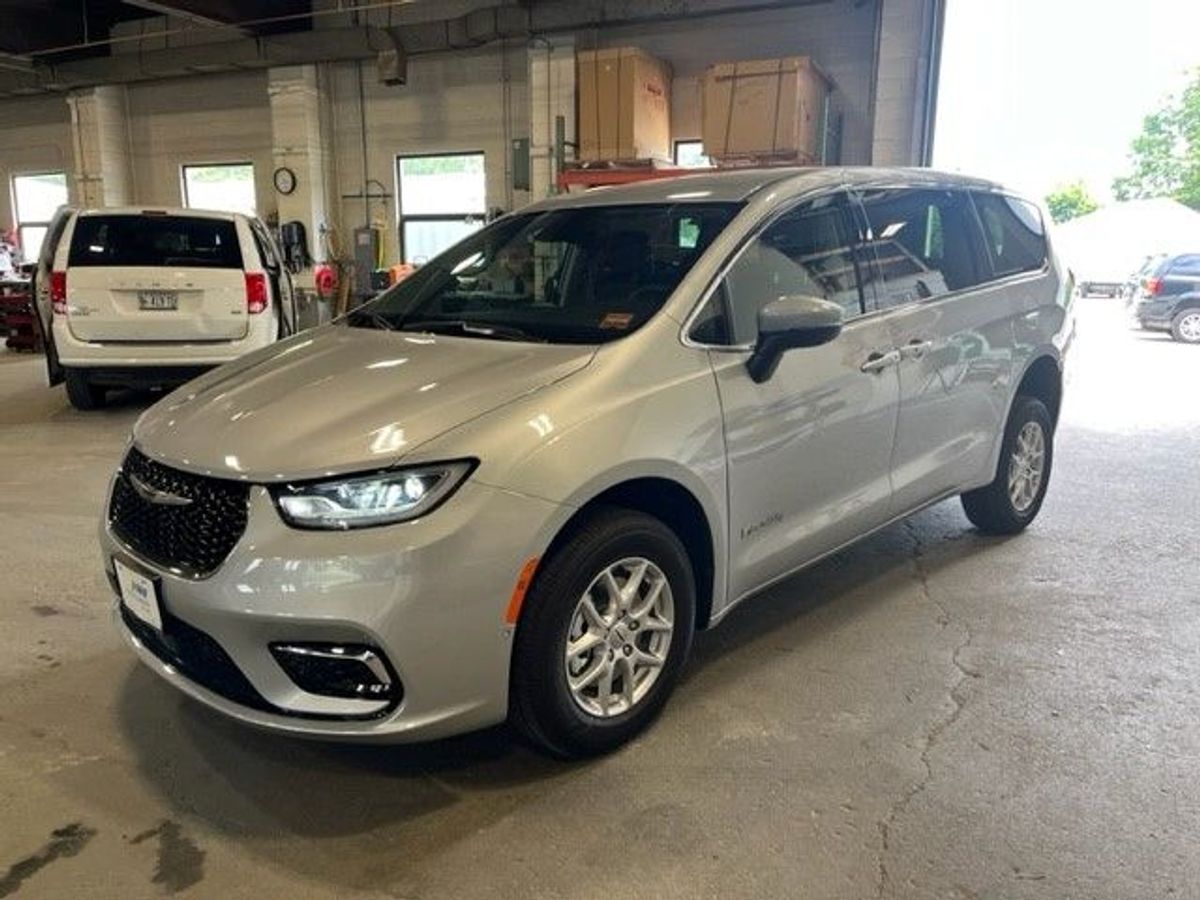 2023 CHRYSLER PACIFICA - Image 4