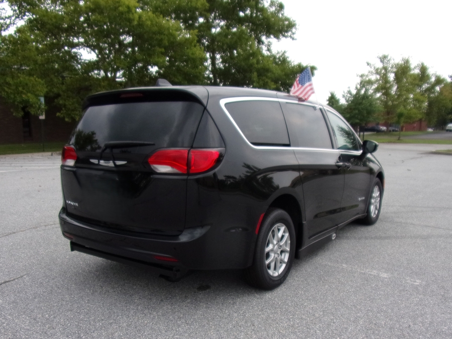 Black Chrysler Voyager image number 5