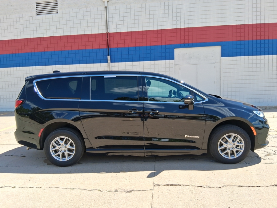Número de imagen Chrysler Pacifica negro 3