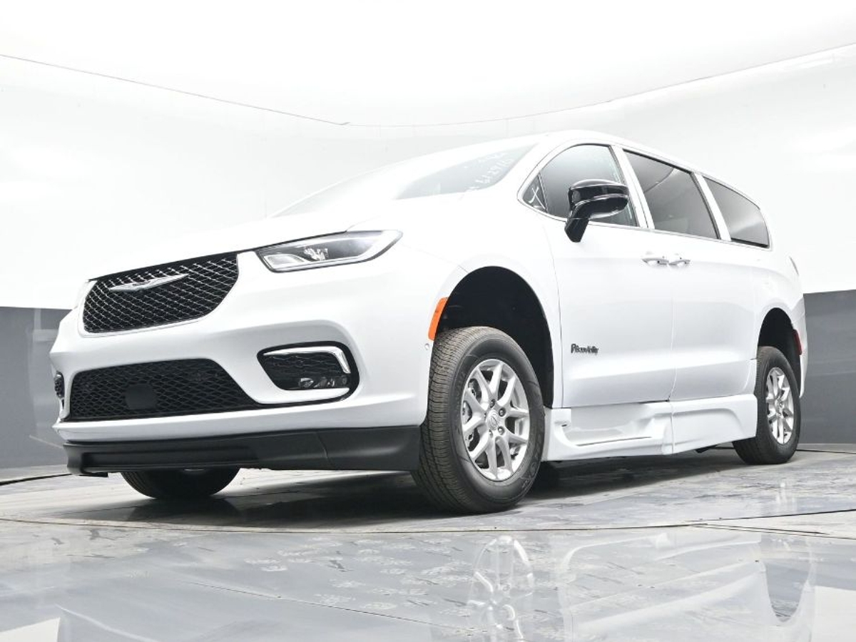 White Chrysler Pacifica image number 19