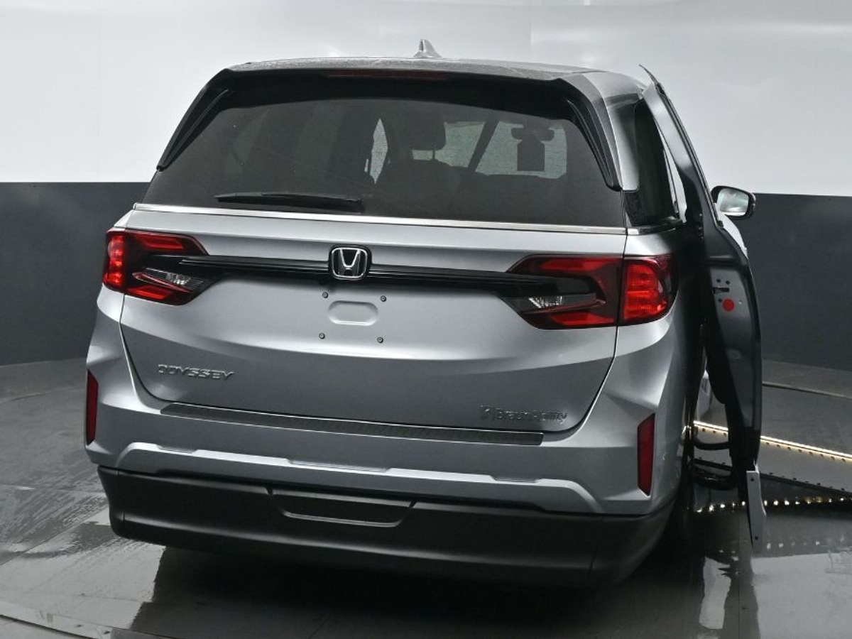 Silver Honda Odyssey image number 5