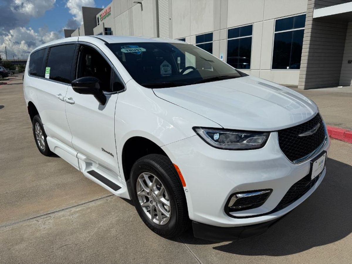 2025 Chrysler Pacifica Select's photo