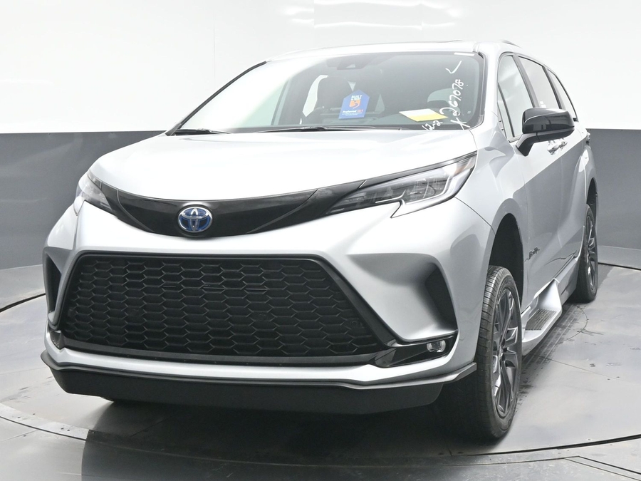 New 2025 Toyota Sienna Hybrid XSE Sport - BraunAbility Side Entry Entry In Floor Automatic Ramp