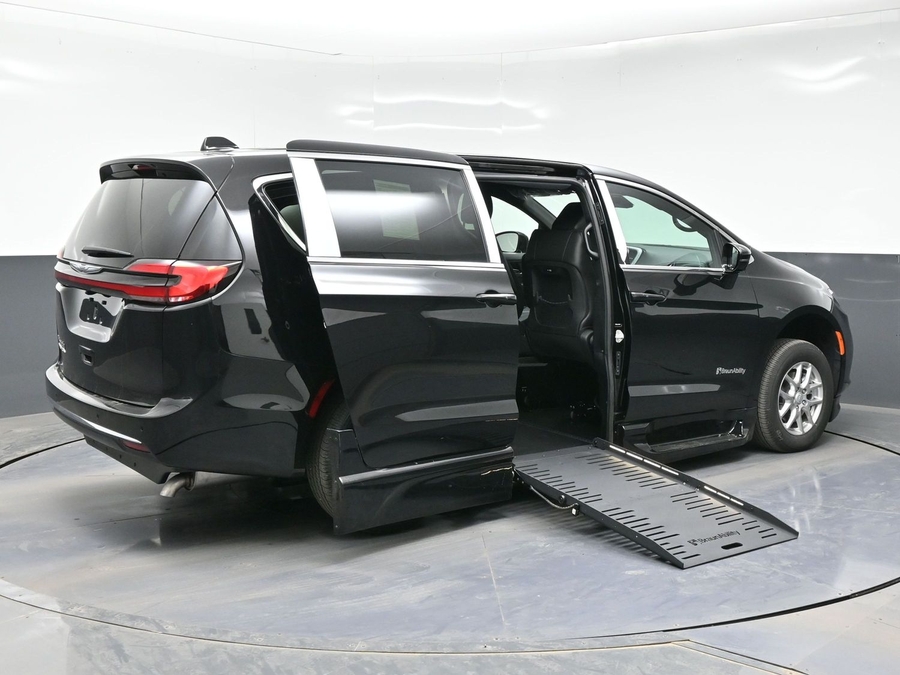 Black Chrysler Pacifica image number 6
