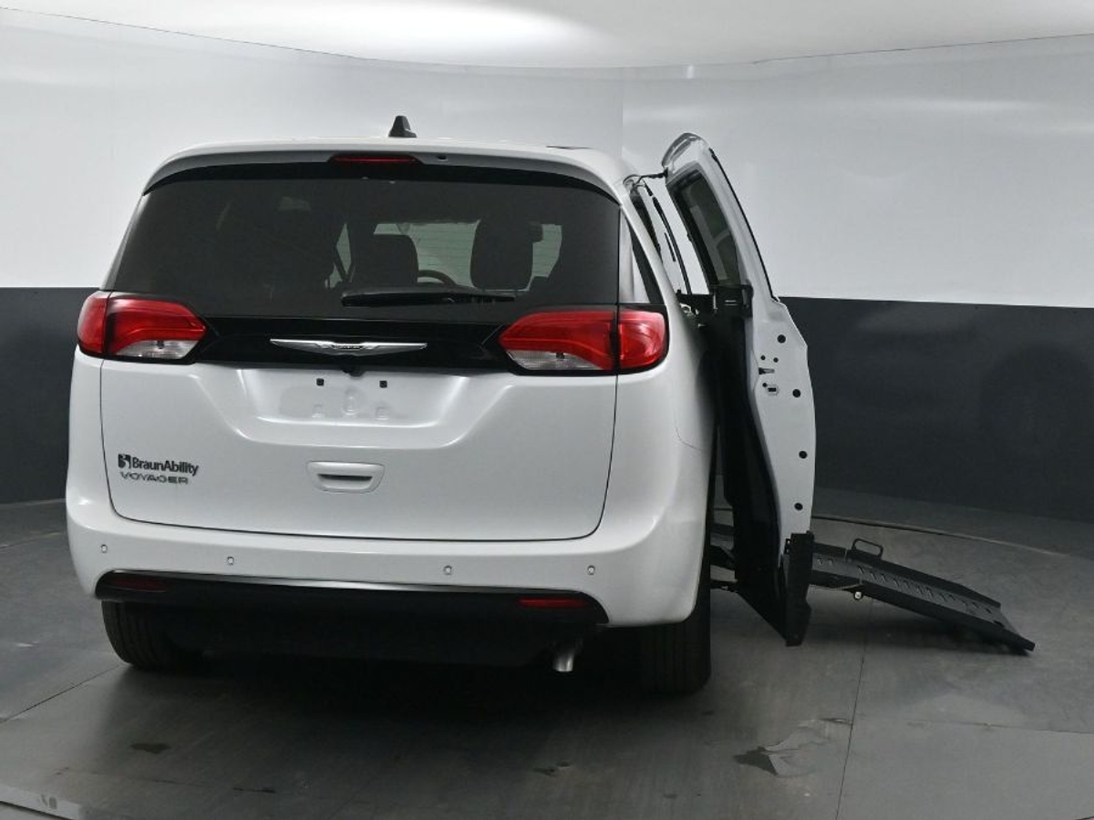 2025 CHRYSLER VOYAGER - Image 4