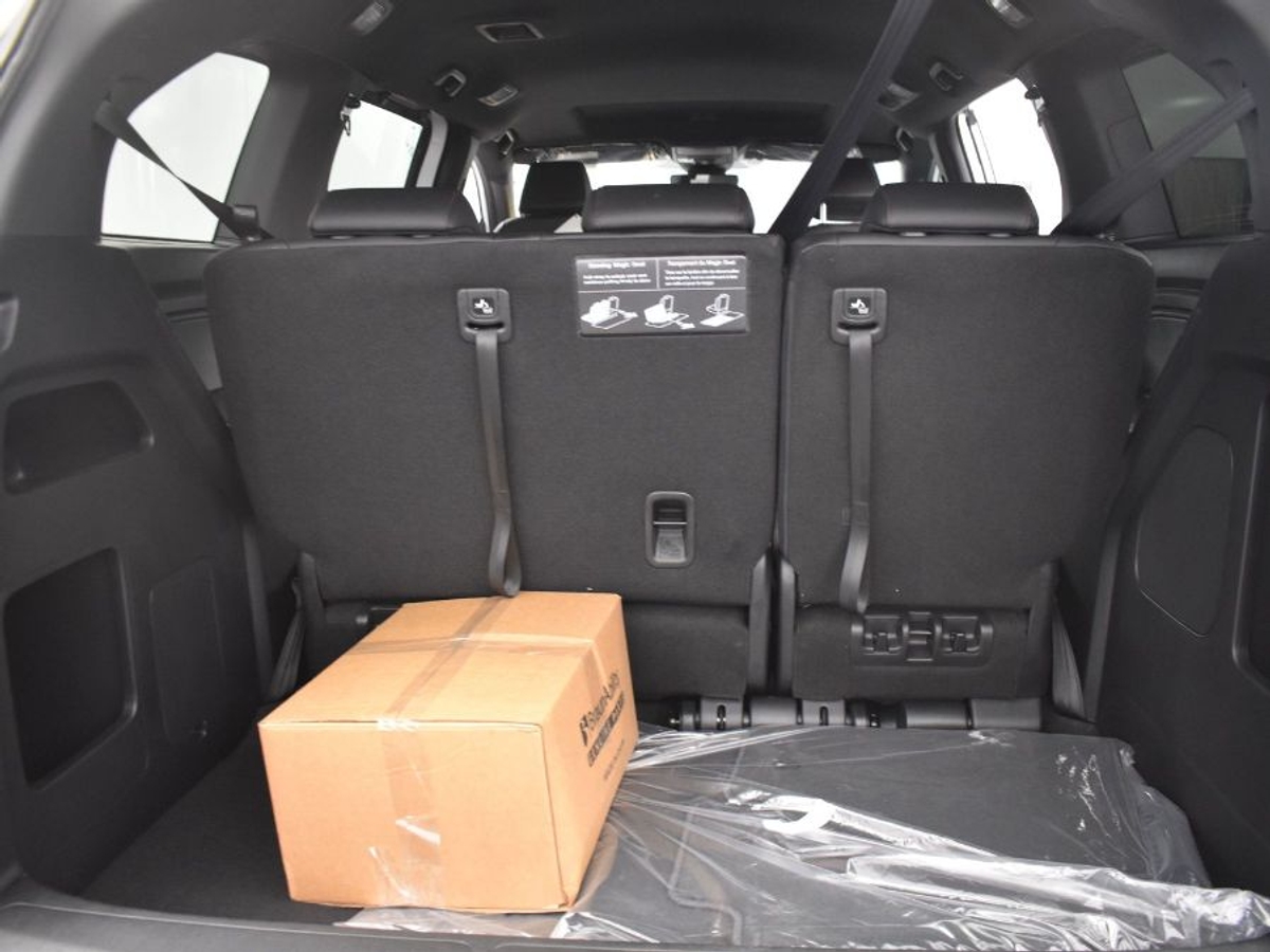 White Honda Odyssey image number 13