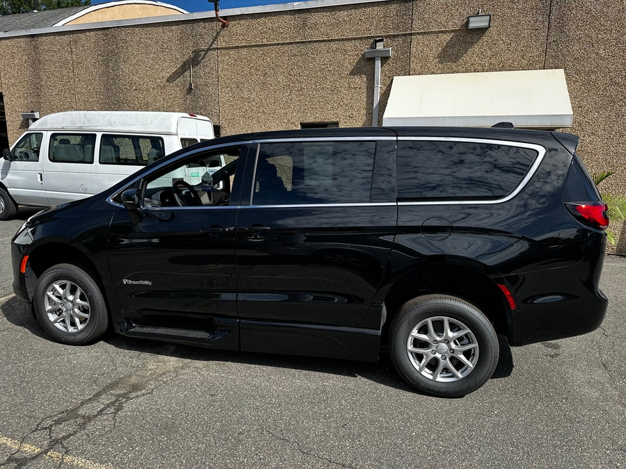 Black Chrysler Pacifica image number 33