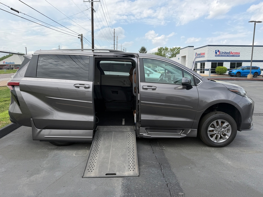Used 2022 Toyota Sienna Hybrid LE - RLX Side Entry Entry In Floor Automatic Ramp