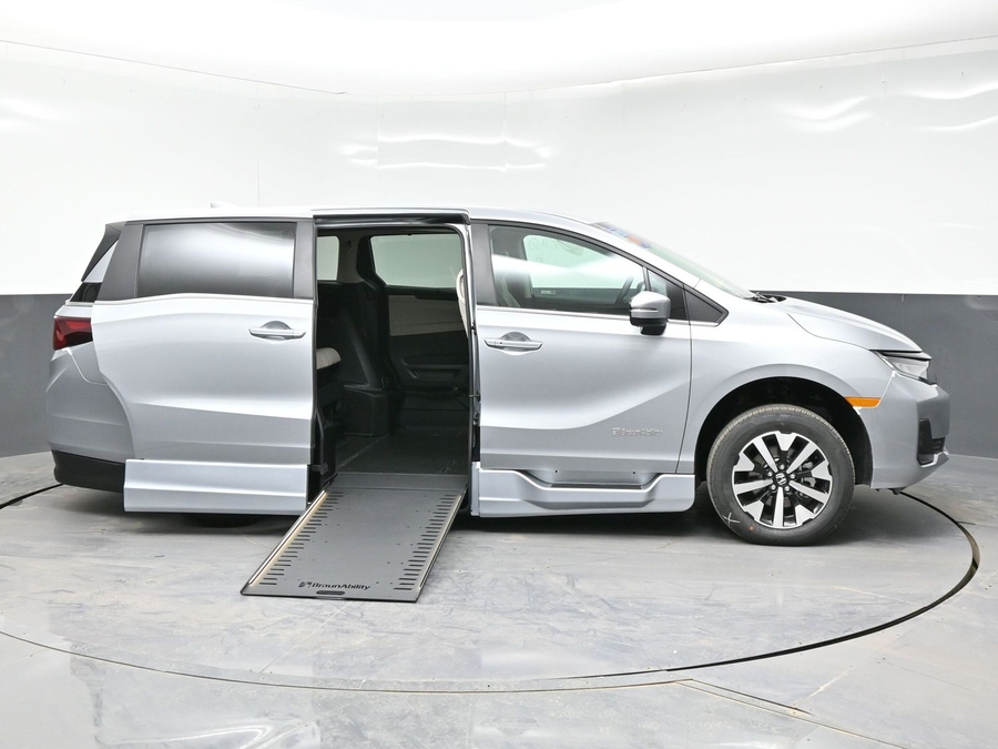 Silver Honda Odyssey image number 5
