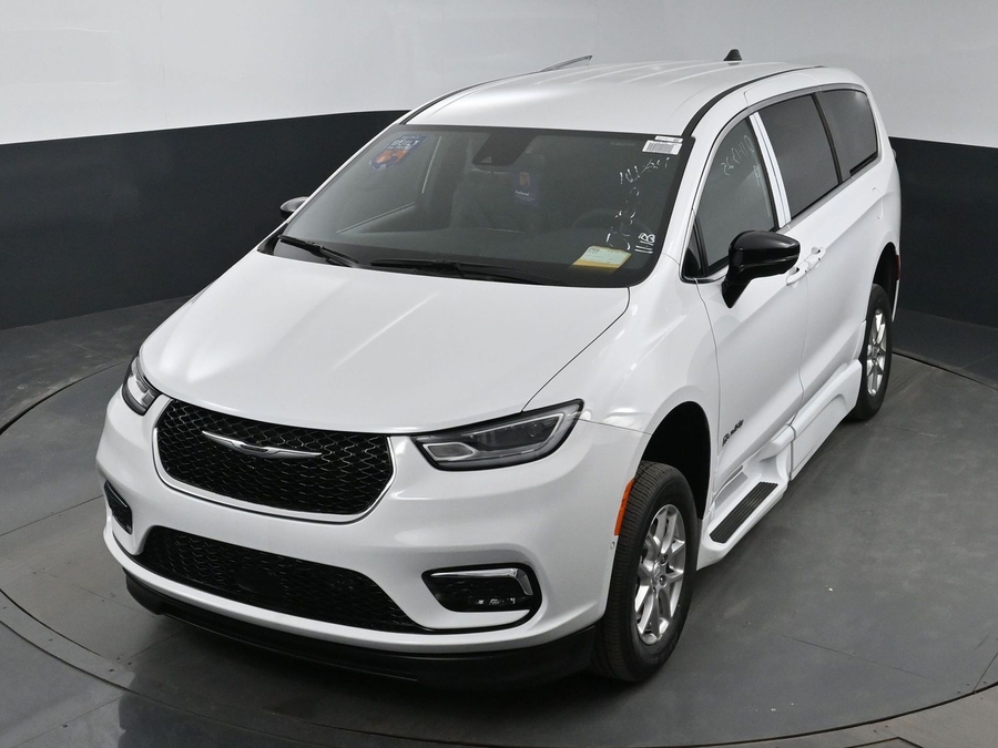 New 2025 Chrysler Pacifica Select Safety - BraunAbility Side Entry Entry Fold Out Automatic Ramp
