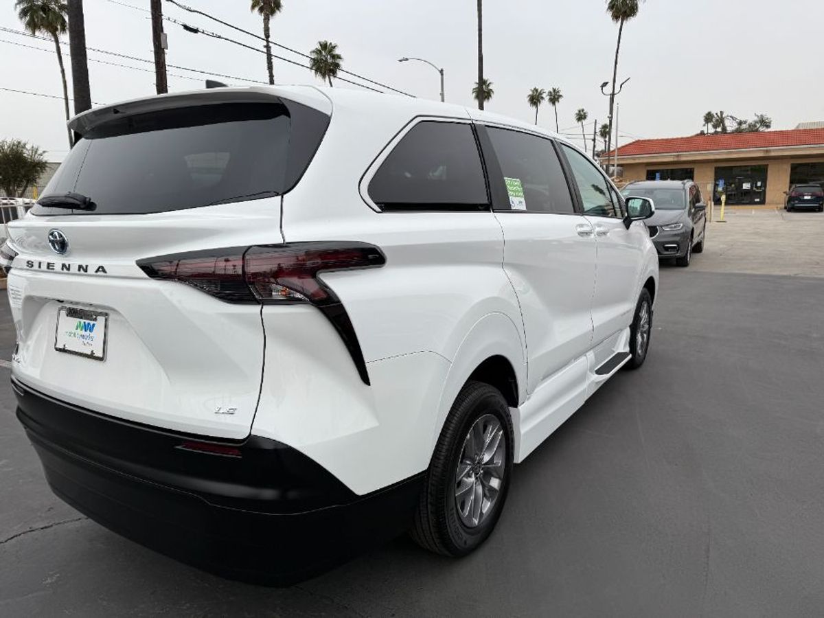 2025 TOYOTA SIENNA - Image 4