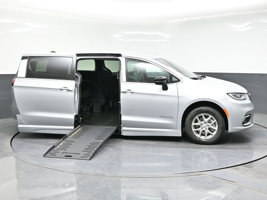 New 2026 Chrysler Pacifica Select Safety - BraunAbility Side Entry Entry Fold Out Automatic Ramp