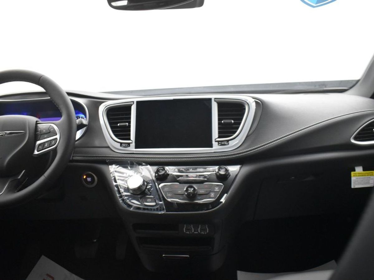 Black Chrysler Pacifica image number 3