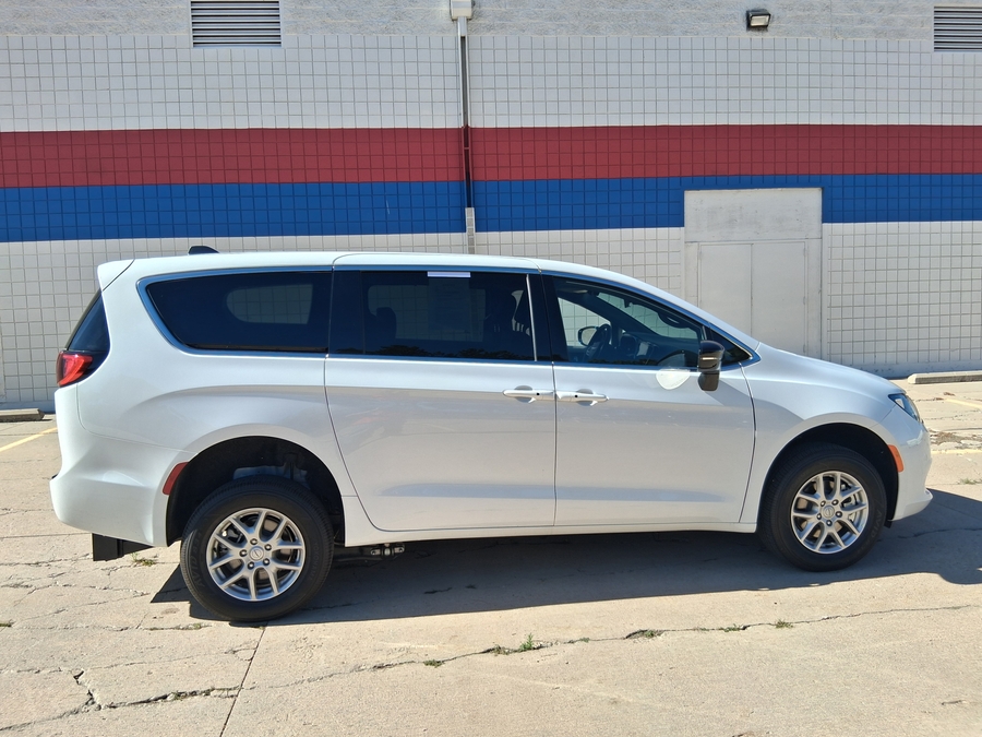 White Chrysler Voyager image number 5