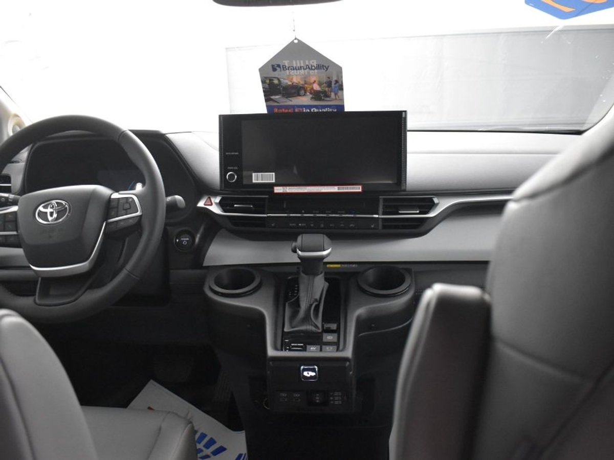2025 TOYOTA SIENNA - Image 25