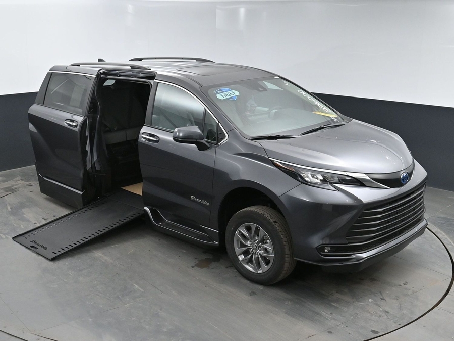 New 2025 Toyota Sienna Hybrid XLE Plus - BraunAbility Side Entry Entry In Floor Automatic Ramp