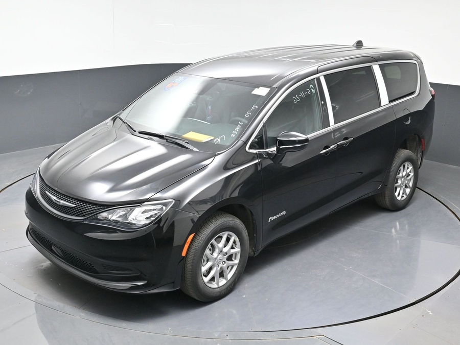 Black Chrysler Voyager image number 14