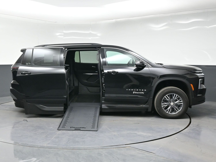 Black Chevrolet Traverse image number 7