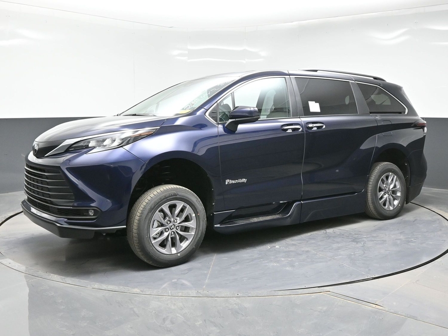 New 2026 Toyota Sienna Hybrid XLE Base - BraunAbility Side Entry Entry Fold Out Automatic Ramp