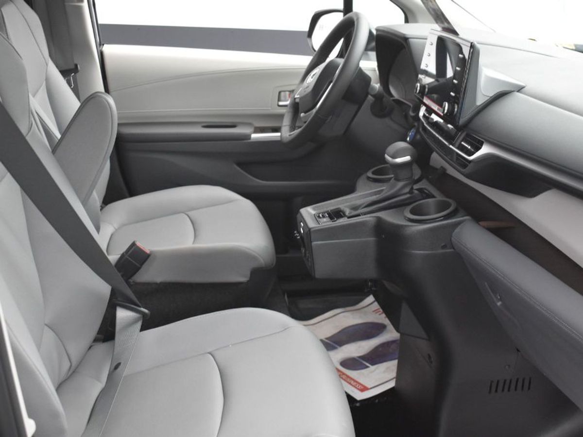 Black Toyota Sienna image number 1