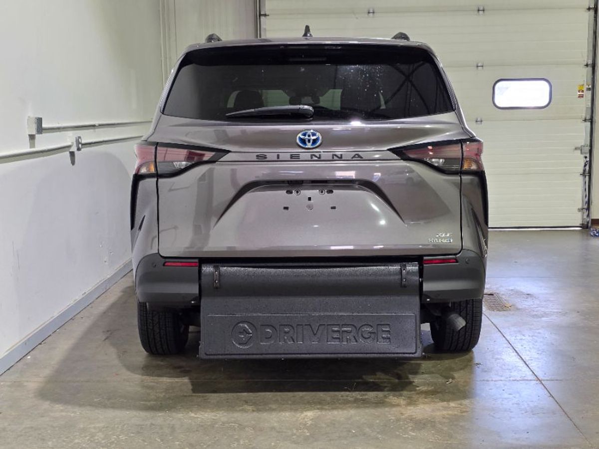 Grey Toyota Sienna image number 5