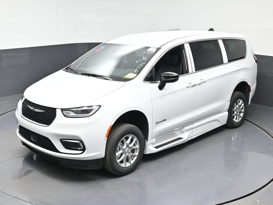 White Chrysler Pacifica image number 20