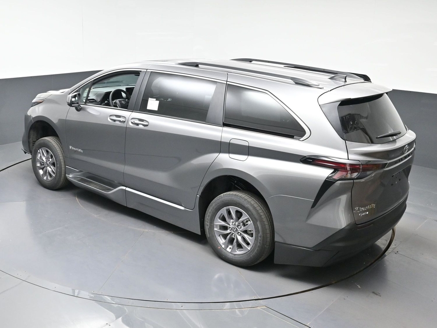 Grey Toyota Sienna image number 22