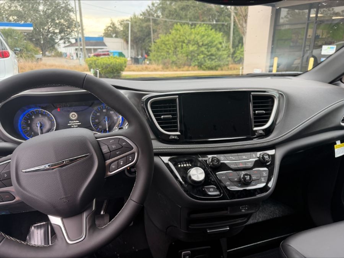 2026 CHRYSLER PACIFICA - Image 12