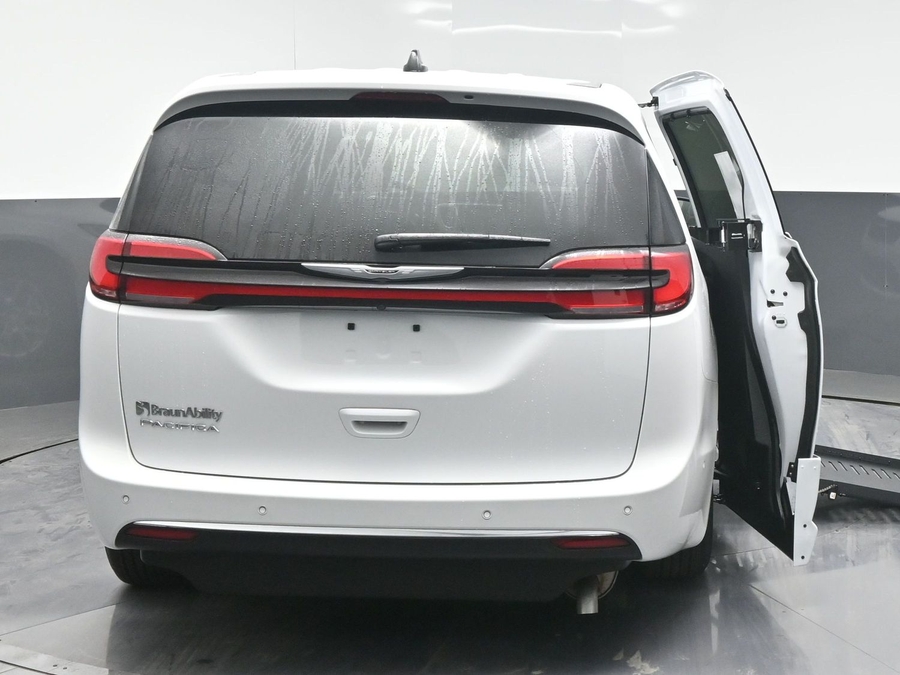 White Chrysler Pacifica image number 5