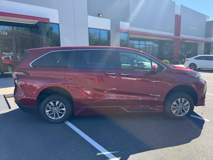 Used 2024 Toyota Sienna Hybrid XLE Base - BraunAbility Side Entry Entry Fold Out Automatic Ramp