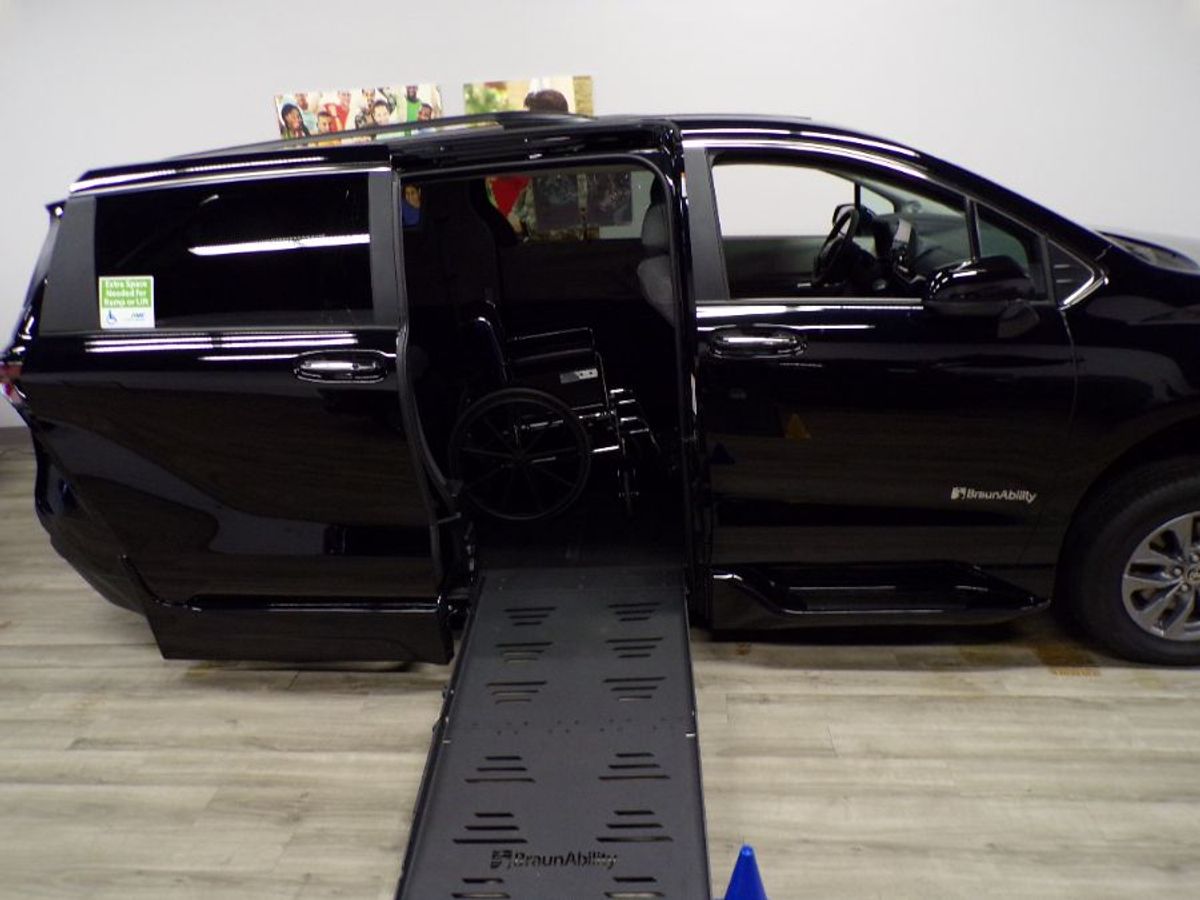 Black Toyota Sienna image number 1