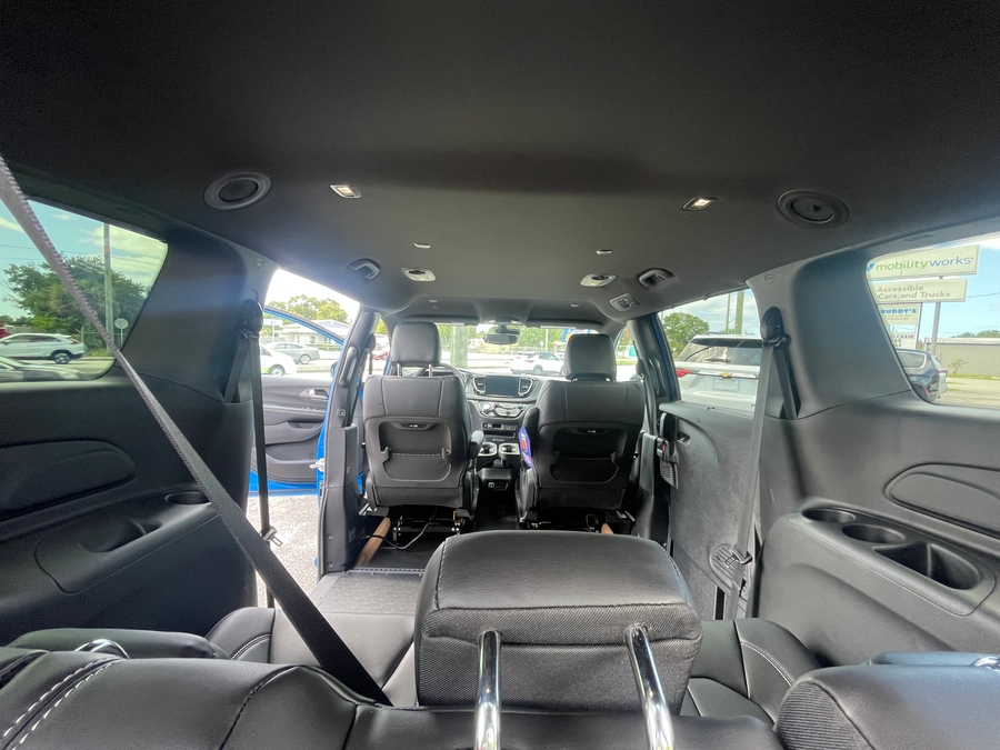 Blue Chrysler Pacifica image number 12