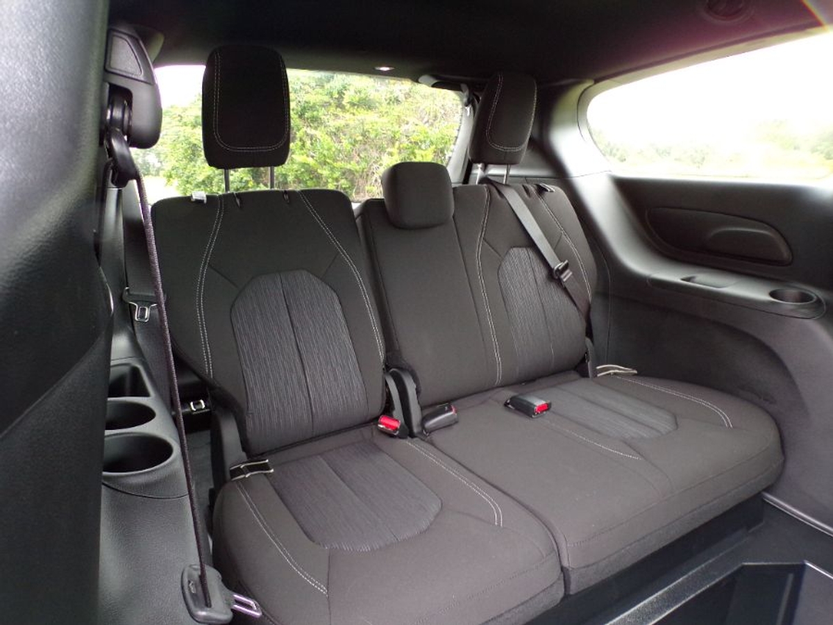 Grey Chrysler Pacifica image number 13