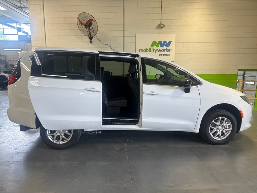 2026 Chrysler Voyager LX - Photo 5