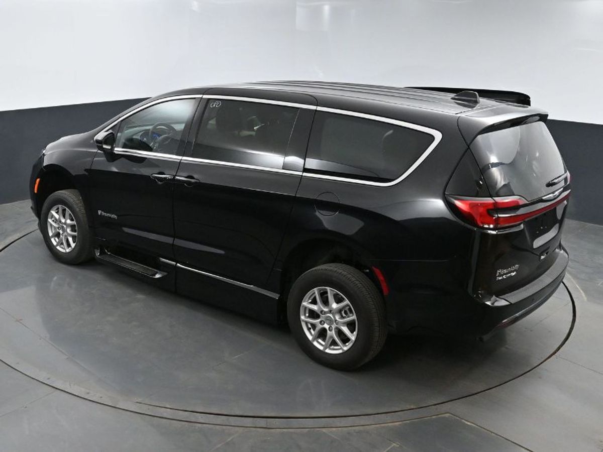 Black Chrysler Pacifica image number 14