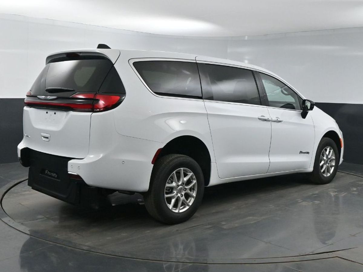 White Chrysler Pacifica image number 20