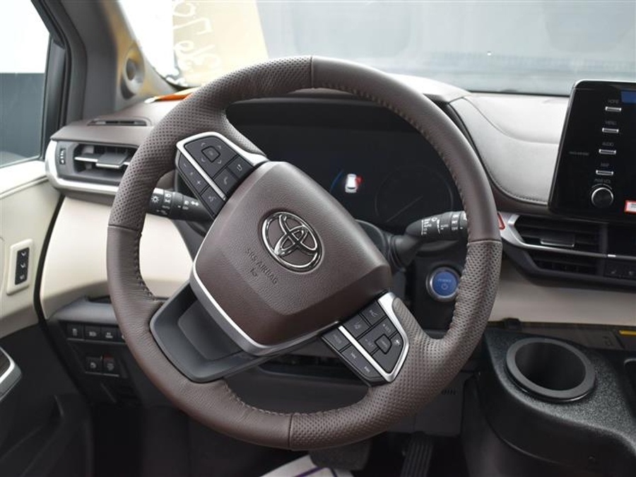 New 2025 Toyota Sienna Hybrid Platinum - BraunAbility Side Entry Entry Fold Out Automatic Ramp