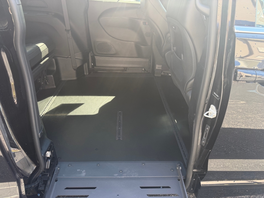 Black Chrysler Pacifica image number 2