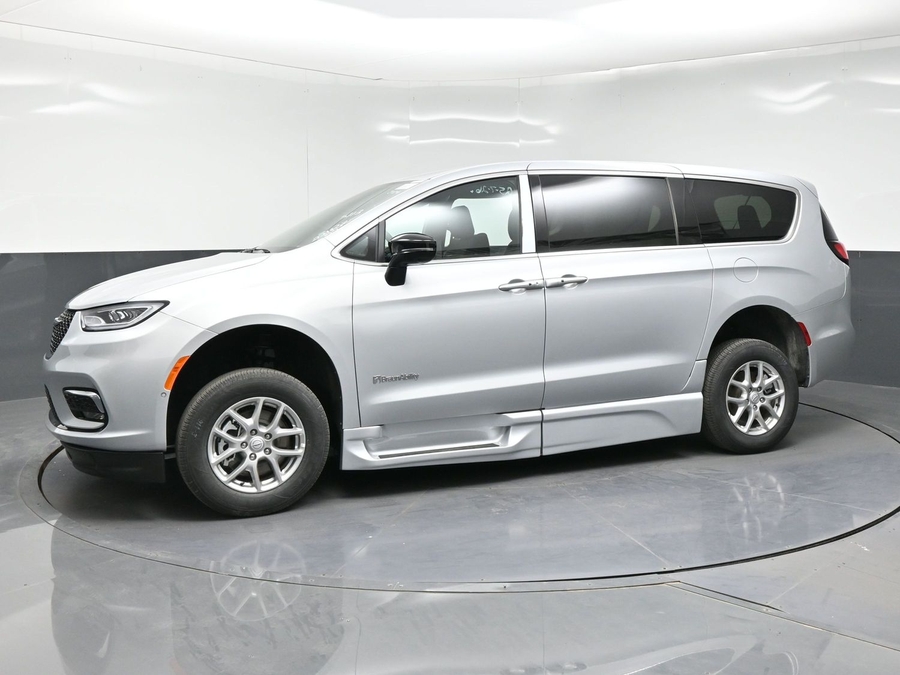 2026 Chrysler Pacifica Select's photo