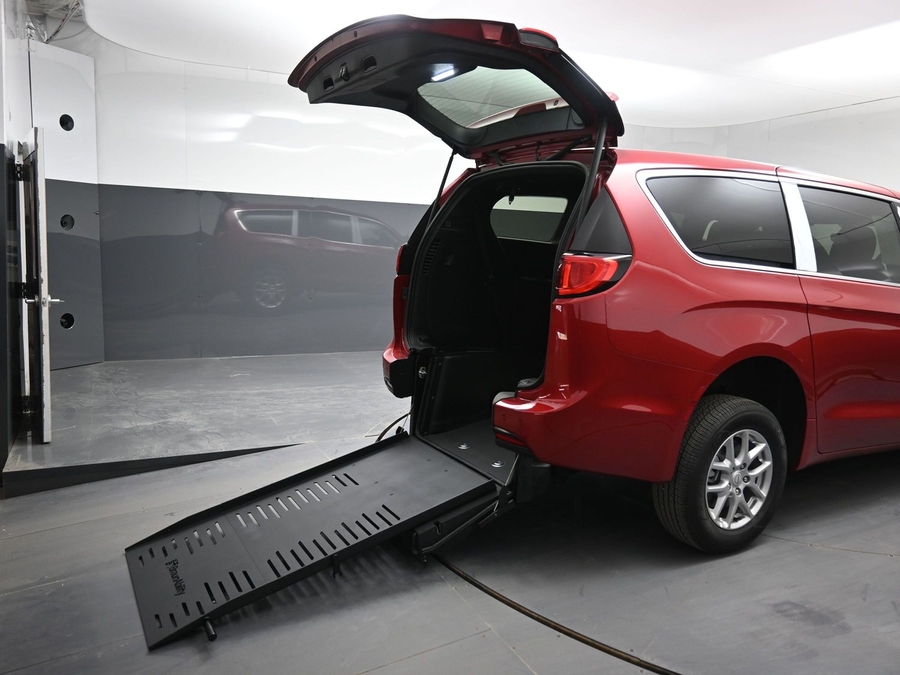 Red Chrysler Voyager image number 16