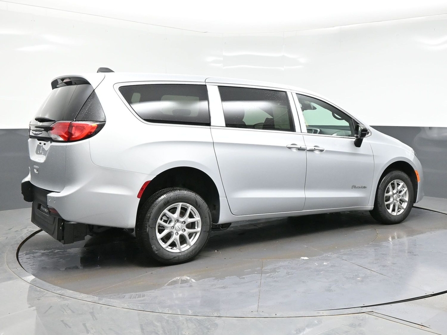 Silver Chrysler Voyager image number 6