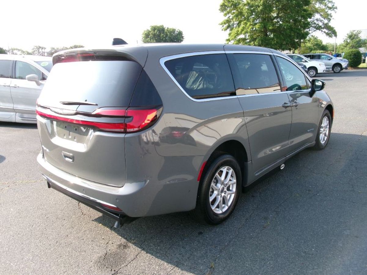 Grey Chrysler Pacifica image number 8