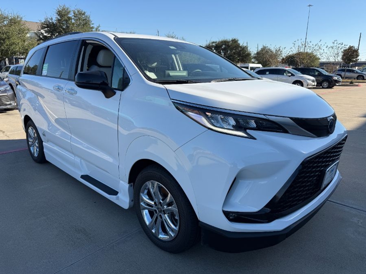 2023 Toyota Sienna XSE's photo